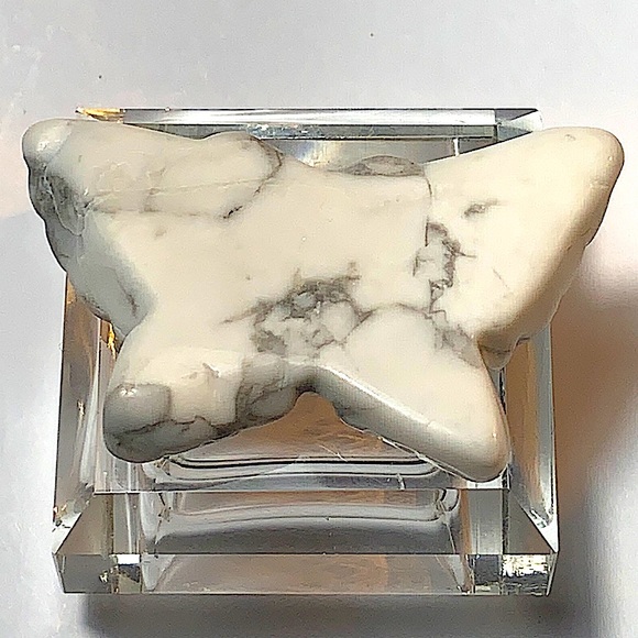 BUTTERFLY HOWLITE CARVED CRYSTAL - Picture 7 of 9